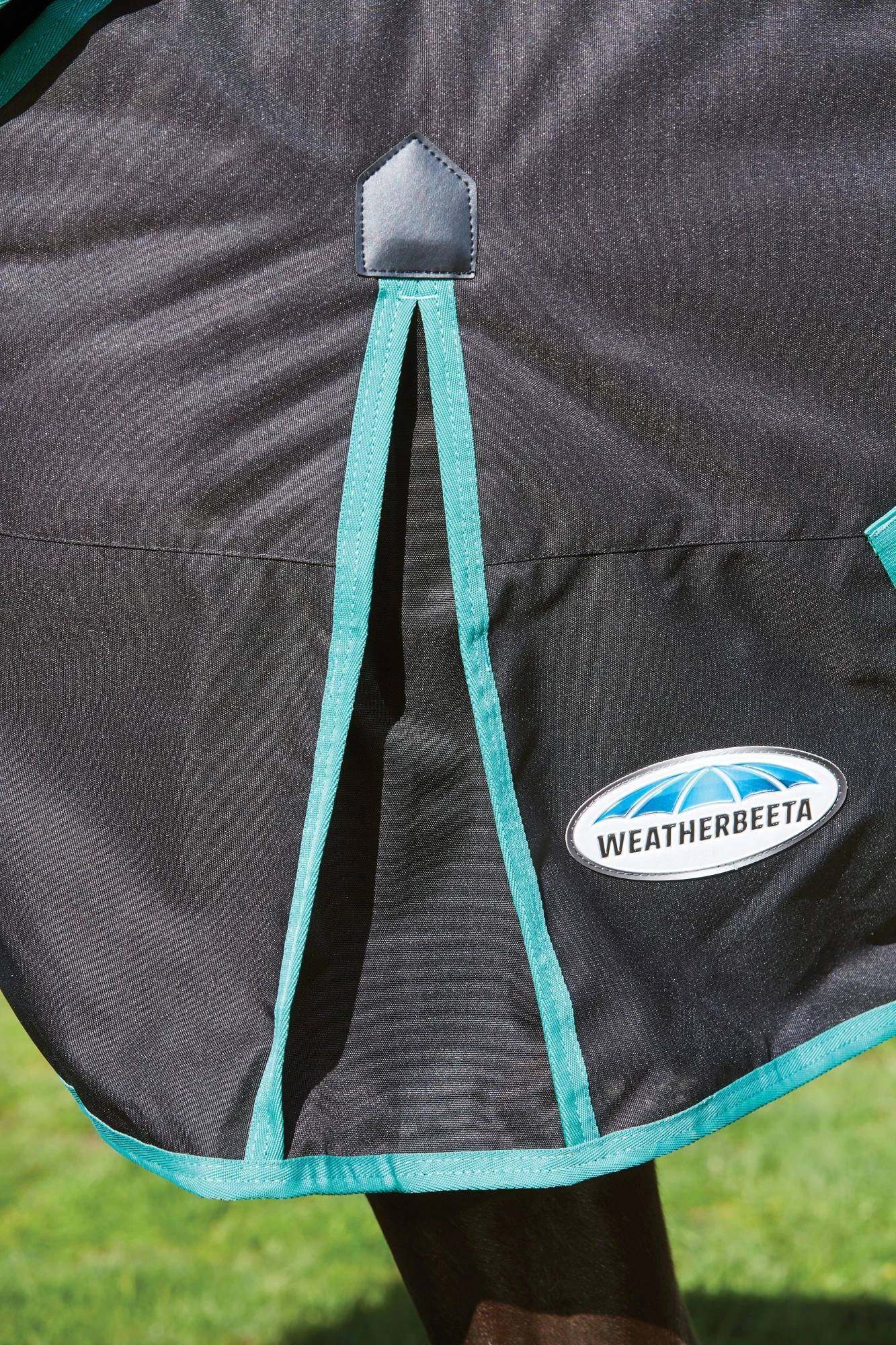 Weatherbeeta Green-Tec 900D Turnout Rug Detach-A-Neck 360g Heavyweight (Black/Bottle Green) 4 Weatherbeeta Green-Tec 900D Turnout Rug Detach-A-Neck 360g Heavyweight (Black/Bottle Green) - Image 4