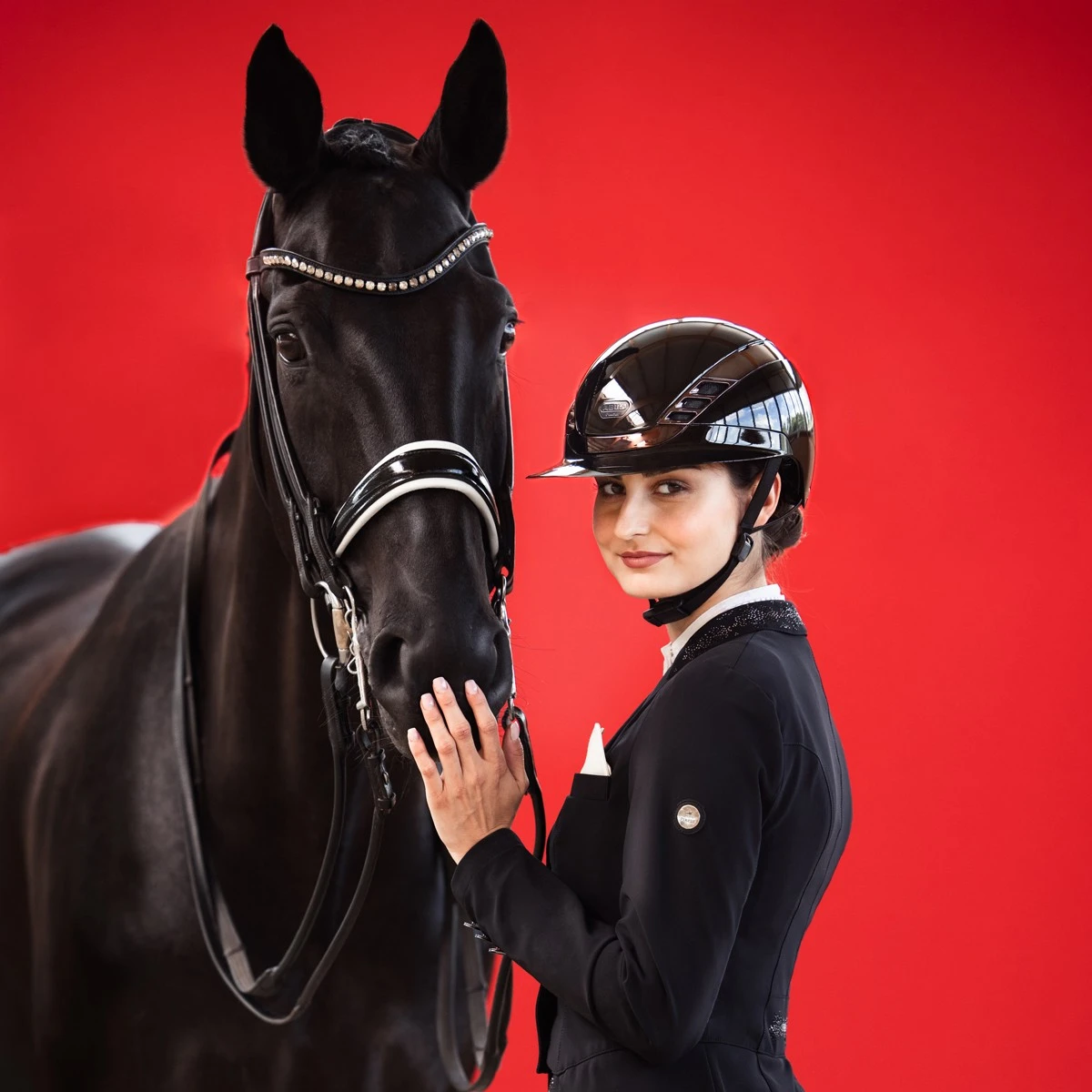 Abus X Pikeur AirLuxe Chrome Lady Visor Riding Hat (Shiny Black) - Pre Order 6 Abus X Pikeur AirLuxe Chrome Lady Visor Riding Hat (Shiny Black) - Pre Order - Image 6